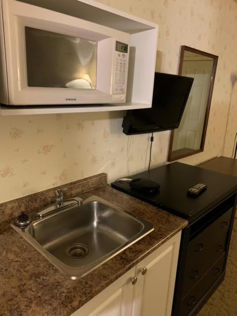 Redwood Motor Inn Brandon Bagian luar foto