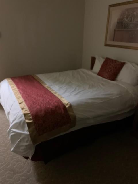Redwood Motor Inn Brandon Bagian luar foto