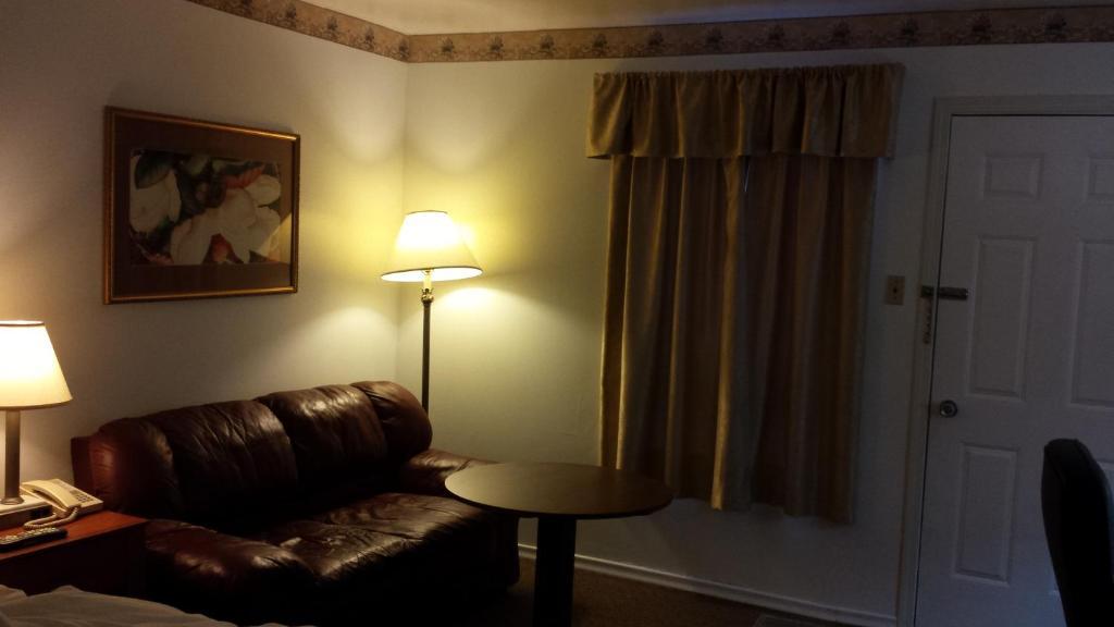 Redwood Motor Inn Brandon Bagian luar foto