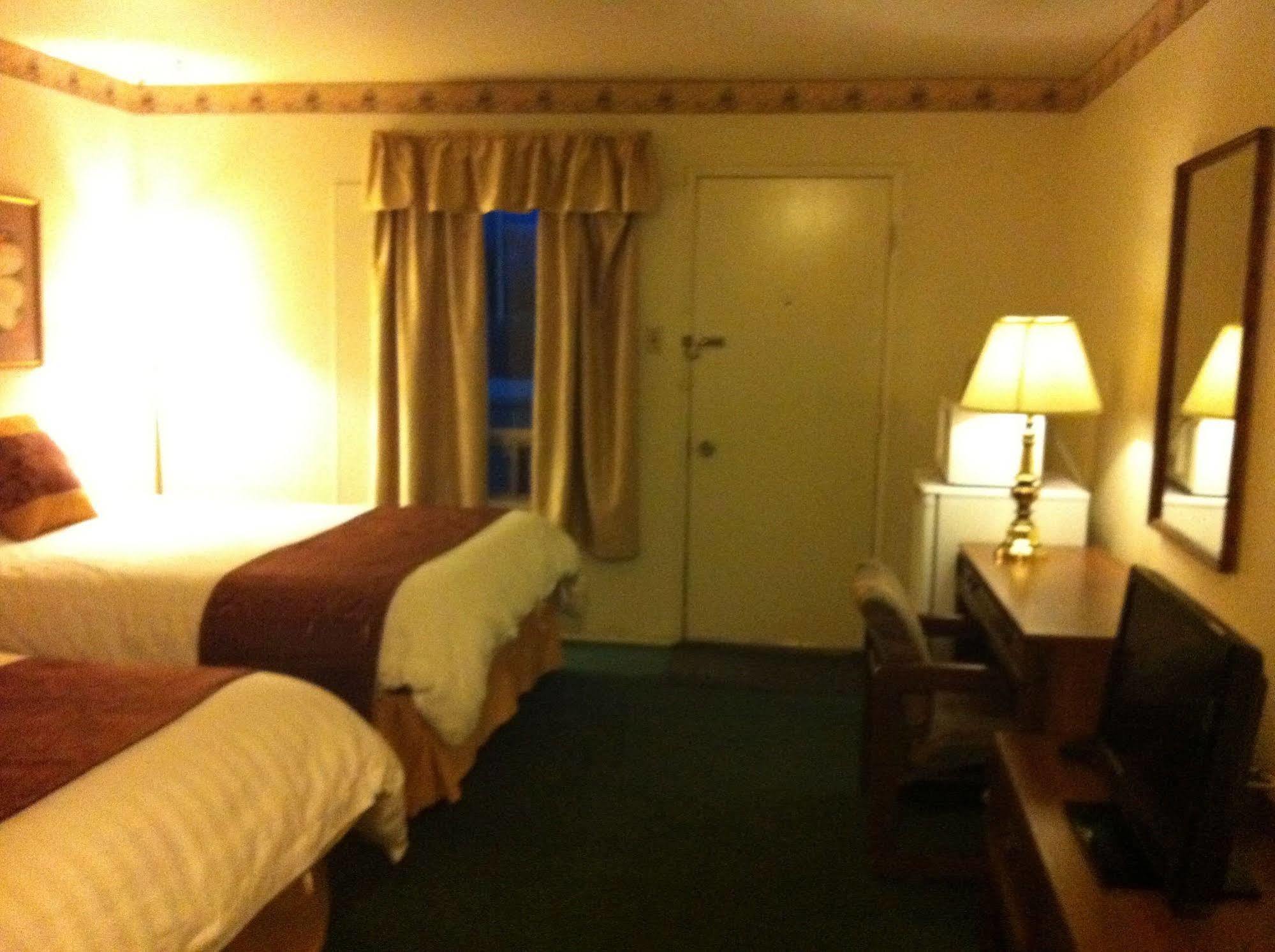 Redwood Motor Inn Brandon Bagian luar foto