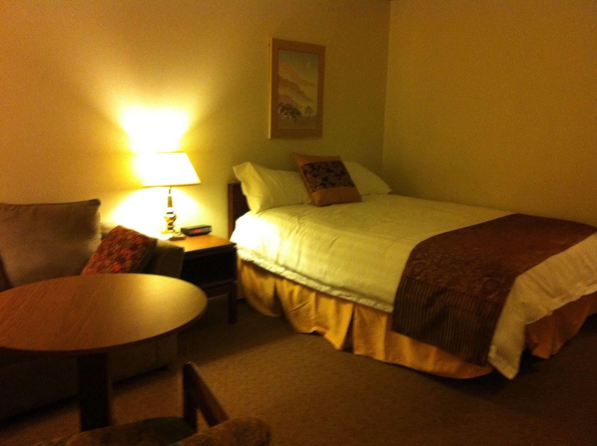 Redwood Motor Inn Brandon Bagian luar foto